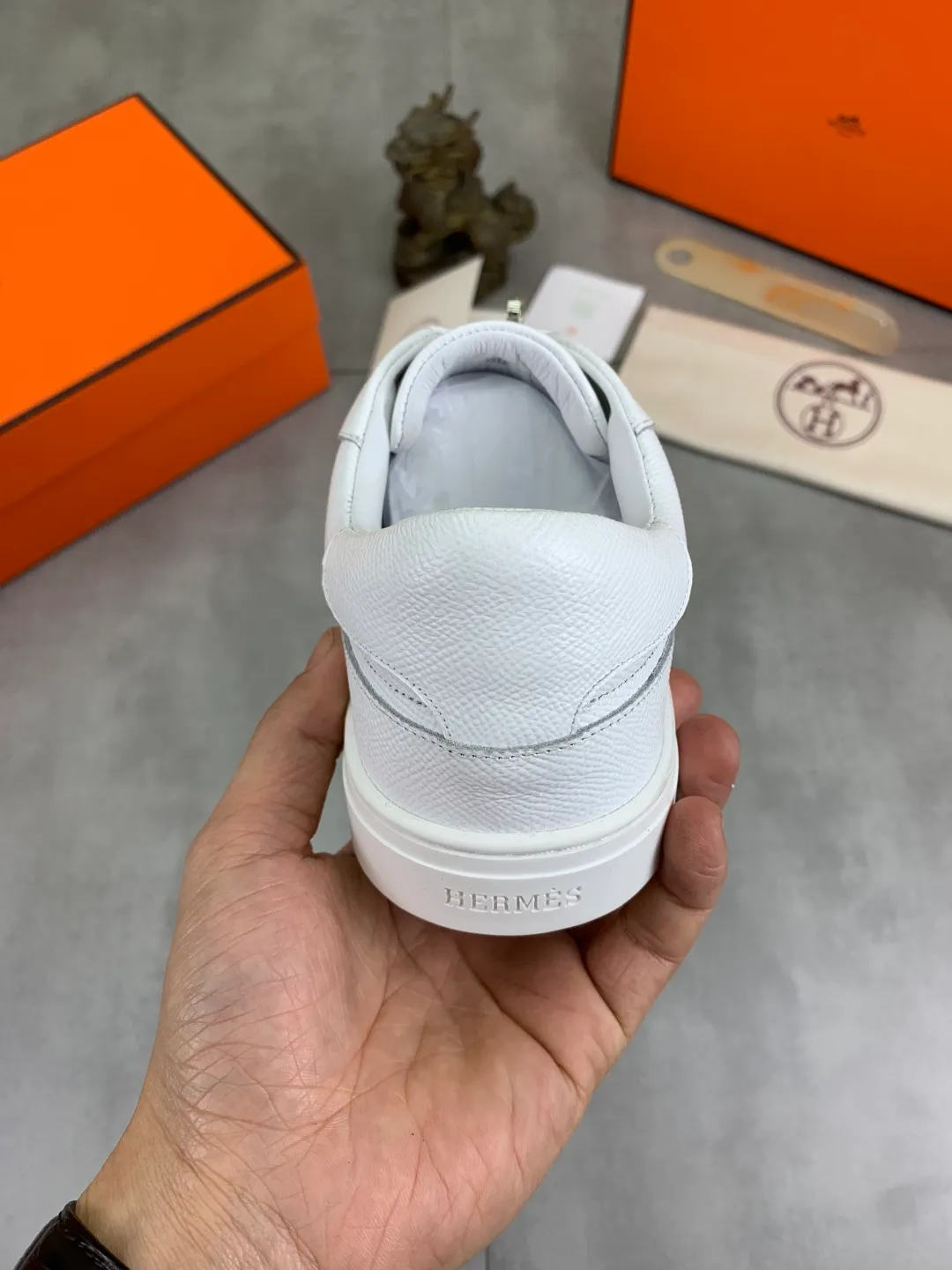 Men's men's shoes 💰P640 New Hermes top version Hermès classic couple style #𝐊𝐞𝐥𝐥𝐲 buckle casual white shoes skateboard shoes that will not conflict with shoes at all. Full of unknowns, Hermès rarely produces flat casual shoes and they are paired with classic palladium-plated Kelly shoe buckles! You'll fall in love with it at first sight. It's super versatile and can be worn with any skirt or pants. 🉑️Close your eyes and wear it. It's super noble. Fabric: Specific cowhide/canvas material. Lining: Sheepskin lining. Outsole: Original molded TPU outsole. Size: 35-45.